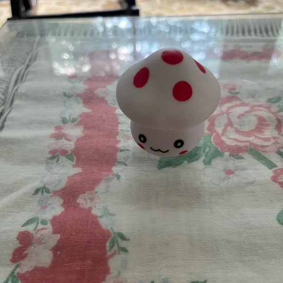 Very small new mushroom light.
New in box. - Picture 4 of 13